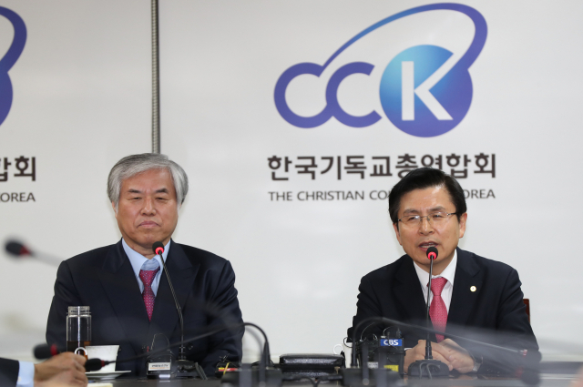 자유한국당 황교안 대표가 20일 서울 종로구 한국기독교총연합회에서 열린 원로들과의 면담에서 인사말을 하고 있다. 왼쪽은 전광훈 대표회장. 연합뉴스