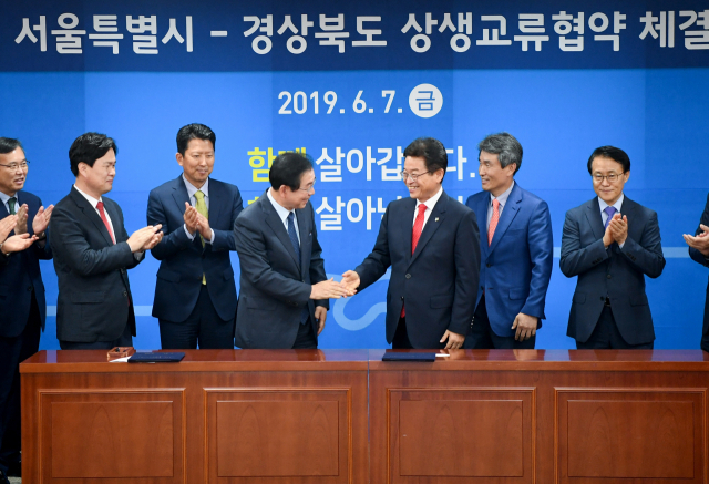 7일 오후 경북도에서 이철우 경북도지사(가운데 오른쪽)가 박원순 서울시장(가운데 왼쪽)과 상생교류 협약을 체결하며 악수하고 있다. 경북도 제공