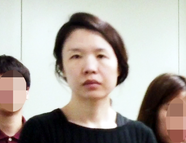 전 남편을 살해한 혐의로 구속된 고유정(36)이 제주동부경찰서 유치장에서 나와 진술녹화실로 이동하고 있다. 앞서 지난 5일 제주지방경찰청은 신상공개위원회를 열어 고씨의 얼굴, 실명 등 신상을 공개하기로 결정했다. 연합뉴스