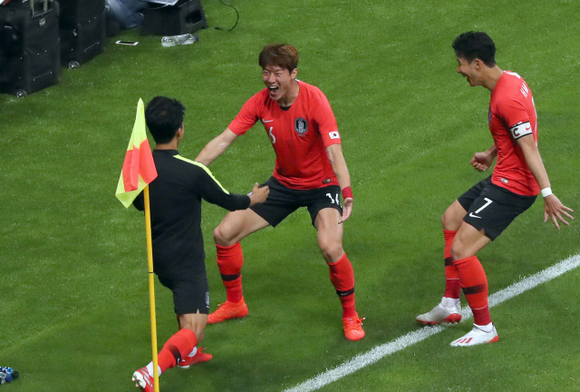 7일 오후 부산 아시아드 주경기장에 열린 대한민국 남자 축구대표팀과 호주와의 평가전. 한국 황의조(가운데)가 후반 선제골을 터뜨리고 손흥민(오른쪽) 등과 환호하고 있다. 연합뉴스