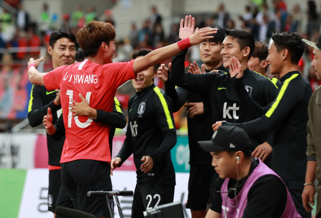 7일 오후 부산 아시아드 주경기장에 열린 대한민국 남자 축구대표팀과 호주와의 평가전. 황의조가 골을 넣은 뒤 환호하고 있다. 연합뉴스