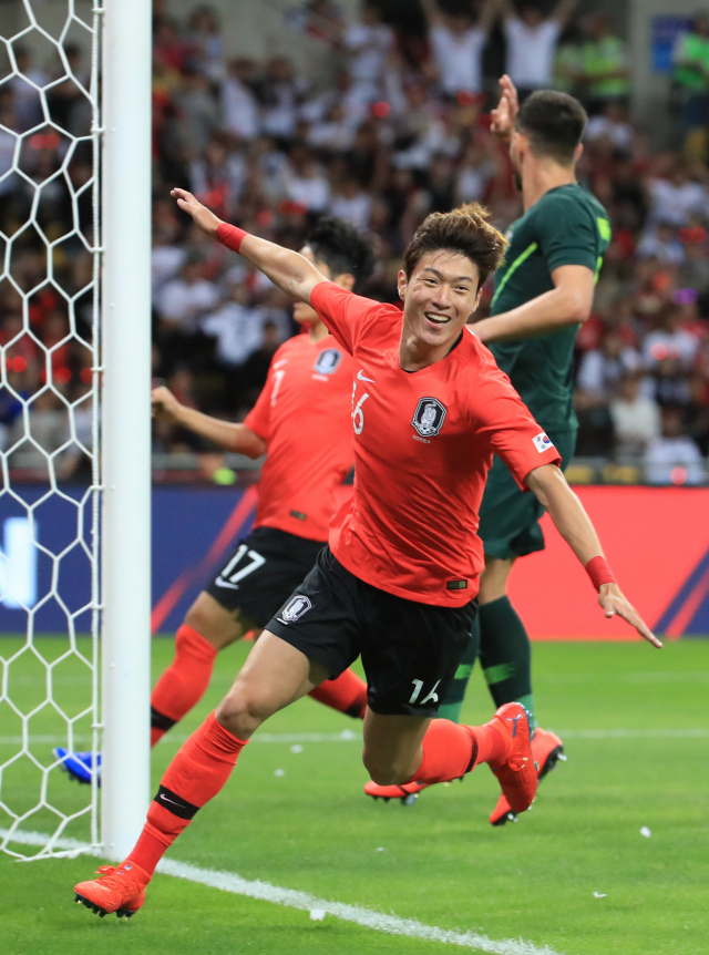 7일 오후 부산 아시아드 주경기장에 열린 대한민국 남자 축구대표팀과 호주와의 평가전. 황의조가 골을 넣은 뒤 환호하고 있다. 연합뉴스