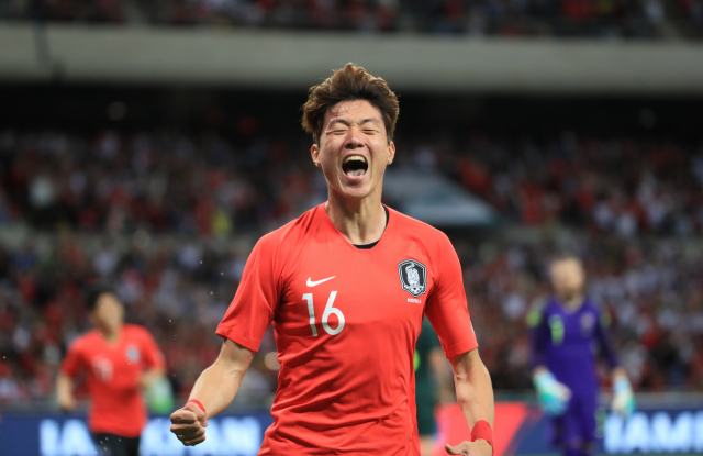 7일 오후 부산 아시아드 주경기장에 열린 대한민국 남자 축구대표팀과 호주와의 평가전. 황의조가 첫 골을 넣은 뒤 환호하고 있다. 연합뉴스