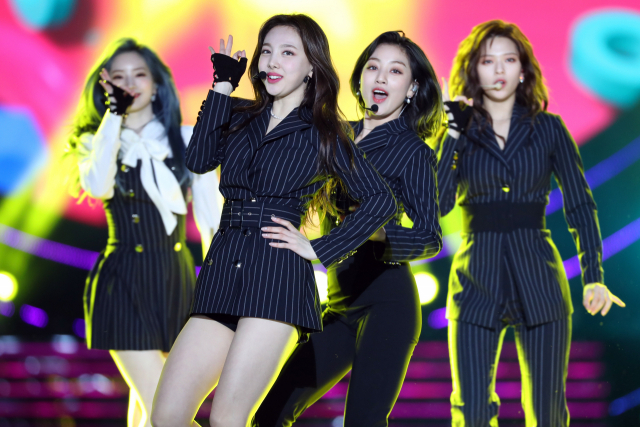 K팝그룹 트와이스(TWICE)가 28일 광주월드컵경기장에서 열린 