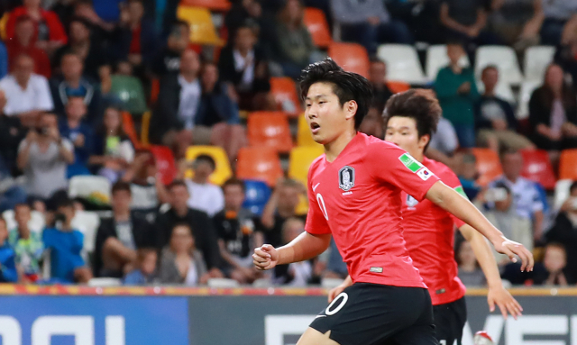 8일 오후(현지시간) 폴란드 비엘스코-비아와 경기장에서 열린 2019 국제축구연맹(FIFA) 20세 이하(U-20) 월드컵 8강 한국과 세네갈전의 경기. 후반 한국 이강인이 비디오 판독으로 얻어낸 패널티킥을 골로 연결한 뒤 달리고 있다. 연합뉴스