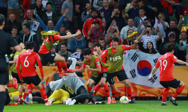 8일 오후(현지시간) 폴란드 비엘스코-비아와 경기장에서 열린 2019 국제축구연맹(FIFA) 20세 이하(U-20) 월드컵 8강 한국과 세네갈전의 경기. 승부차기 접전 끝에 4강 진출을 확정한 U-20 대표팀 선수들이 기쁨을 만끽하고 있다. 연합뉴스