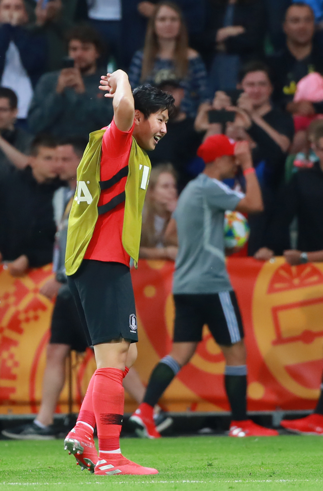 8일 오후(현지시간) 폴란드 비엘스코-비아와 경기장에서 열린 2019 국제축구연맹(FIFA) 20세 이하(U-20) 월드컵 8강 한국과 세네갈전의 경기. 승부차기 접전 끝에 4강 진출을 확정한 U-20 대표팀 이강인이 4강 진출의 기쁨을 만끽하며 응원단에게 환호할 것을 요청하며 팔을 들어보이고 있다. 연합뉴스
