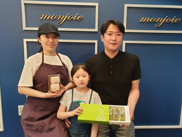 이하나 몽주아 대표(왼쪽)와 남편 김창현(오른쪽) 씨가 대표 제품인 앙버터스콘과 기와온담빵을 소개하고 있다. 박상구 기자