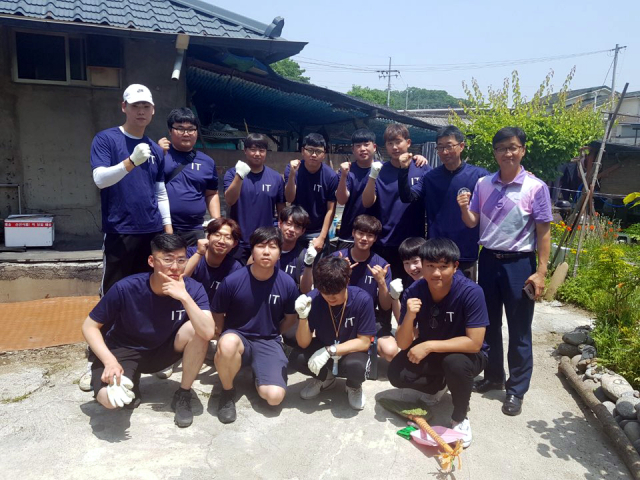 4일 경북도립대학교 전기전자과 봉사동아리 학생들이 한 홀몸노인의 집을 찾아가 노후한 전기시설을 개선하고 집 청소를 돕는 등 봉사활동을 한 뒤 기념사진을 찍고 있다. 경북도립대학교 제공