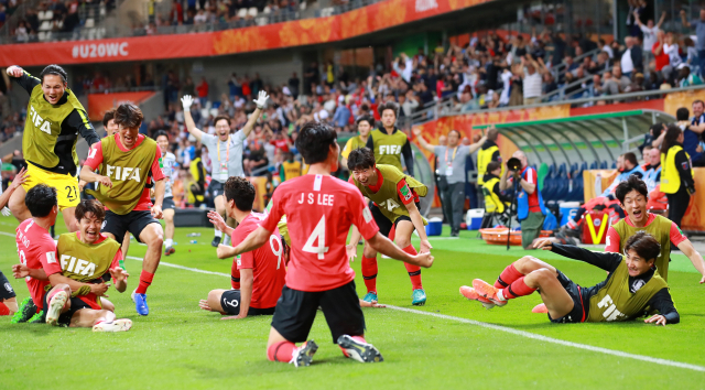 9일 폴란드 비엘스코-비아와 경기장에서 열린 2019 국제축구연맹(FIFA) 20세 이하(U-20) 월드컵 8강 한국과 세네갈전의 경기. 후반 추가 시간 이지솔이 동점 헤딩골을 넣은 뒤 벤치의 선수들이 달려 나와 이지솔을 맞이하고 있다. 연합뉴스