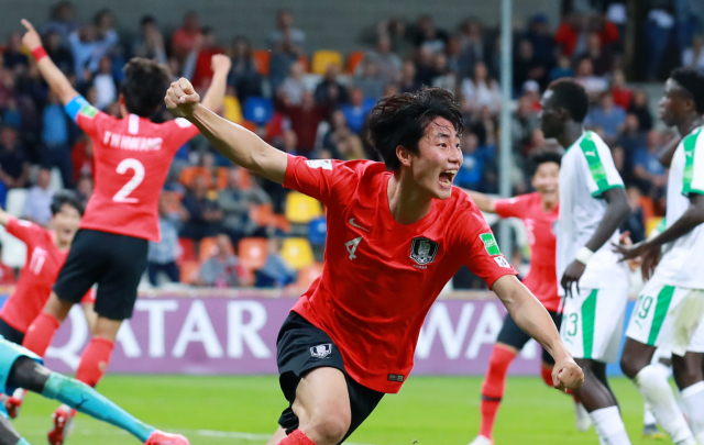 9일 폴란드 비엘스코-비아와 경기장에서 열린 2019 국제축구연맹(FIFA) 20세 이하(U-20) 월드컵 8강 한국과 세네갈전의 경기. 후반 추가 시간 이지솔이 동점 헤딩골을 넣은 뒤 기뻐하고 있다. 연합뉴스