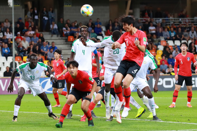 9일 폴란드 비엘스코-비아와 경기장에서 열린 2019 국제축구연맹(FIFA) 20세 이하(U-20) 월드컵 8강 한국과 세네갈전의 경기. 후반 추가 시간 이지솔이 동점 헤딩골을 넣고 있다. 연합뉴스