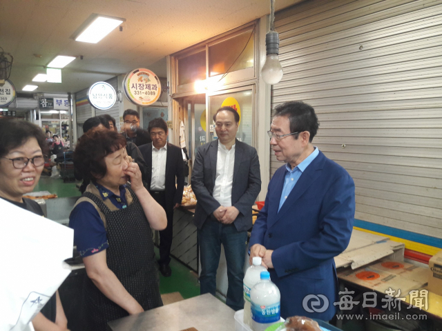박원순 서울시장이 9일 영천공설시장에서 한 상인과 애로사항 등에 관한 얘기를 나누고 있다. 강선일기자