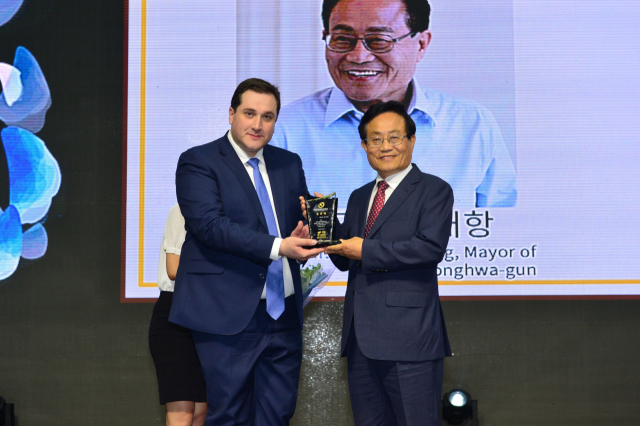 엄태항 봉화군수가 유엔세계관광기구 관계자로부터 공로상을 받고 있다. 봉화군 제공