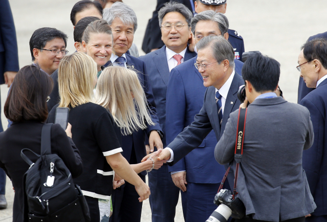 문재인 대통령이 9일 오후 서울공항에서 공군 1호기에 오르기 전 환송인사와 인사하고 있다. 문 대통령은 6박 8일 일정으로 핀란드·노르웨이·스웨덴 등 북유럽 3국을 국빈방문 한다. 연합뉴스