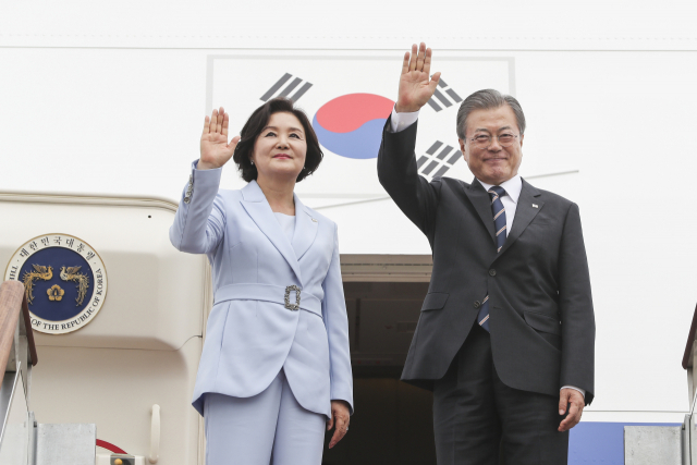 문재인 대통령과 김정숙 여사가 9일 오후 서울공항에서 환송인사들에게 인사하고 있다. 문 대통령은 6박 8일 일정으로 핀란드·노르웨이·스웨덴 등 북유럽 3국을 국빈방문 한다. 연합뉴스