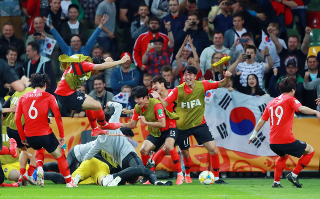 8일 오후(현지시간) 폴란드 비엘스코-비아와 경기장에서 열린 2019 국제축구연맹(FIFA) 20세 이하(U-20) 월드컵 8강 한국과 세네갈전의 경기. 승부차기 접전 끝에 4강 진출을 확정한 U-20 대표팀 선수들이 기쁨을 만끽하고 있다. 연합뉴스