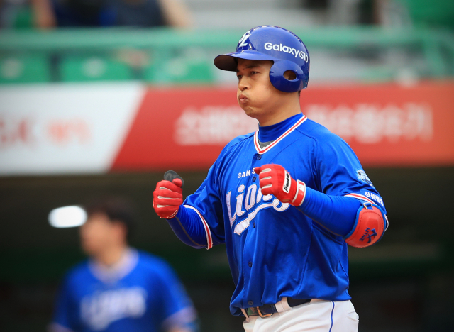 9일 인천 SK행복드림구장에서 열린 2019 KBO리그 삼성 라이온즈와 SK 와이번스의 경기 4회초 2사 2루 상황에서 삼성 3번타자 김헌곤이 좌월 투런 홈런을 날리고 홈인하고 있다. 삼성 라이온즈 제공