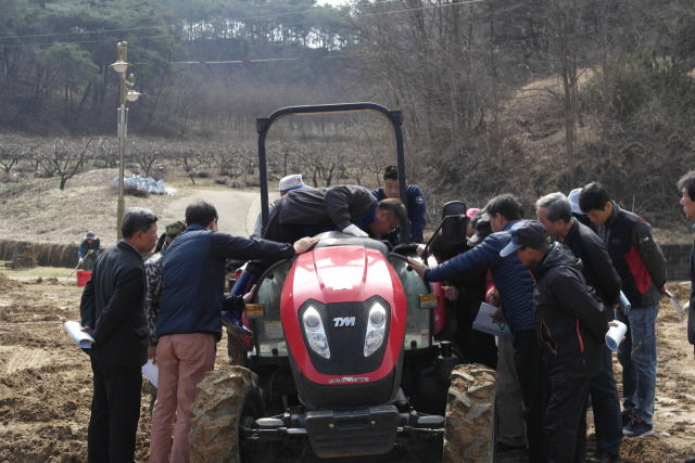 김천시 농업기술센터가 운영하는 농기계 임대사업소의 농기계를 임대하려는 농민들이 농기계 운전 실습교육에 참여하고 있다. 김천시 제공