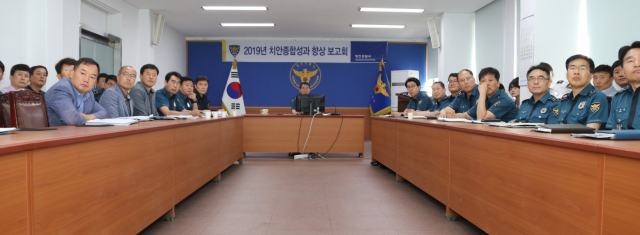 영천경찰서 간부직원들이 치안종합성과평가 보고회에서 성과과제 향상을 위한 설명을 듣고 있다. 영천경찰서 제공