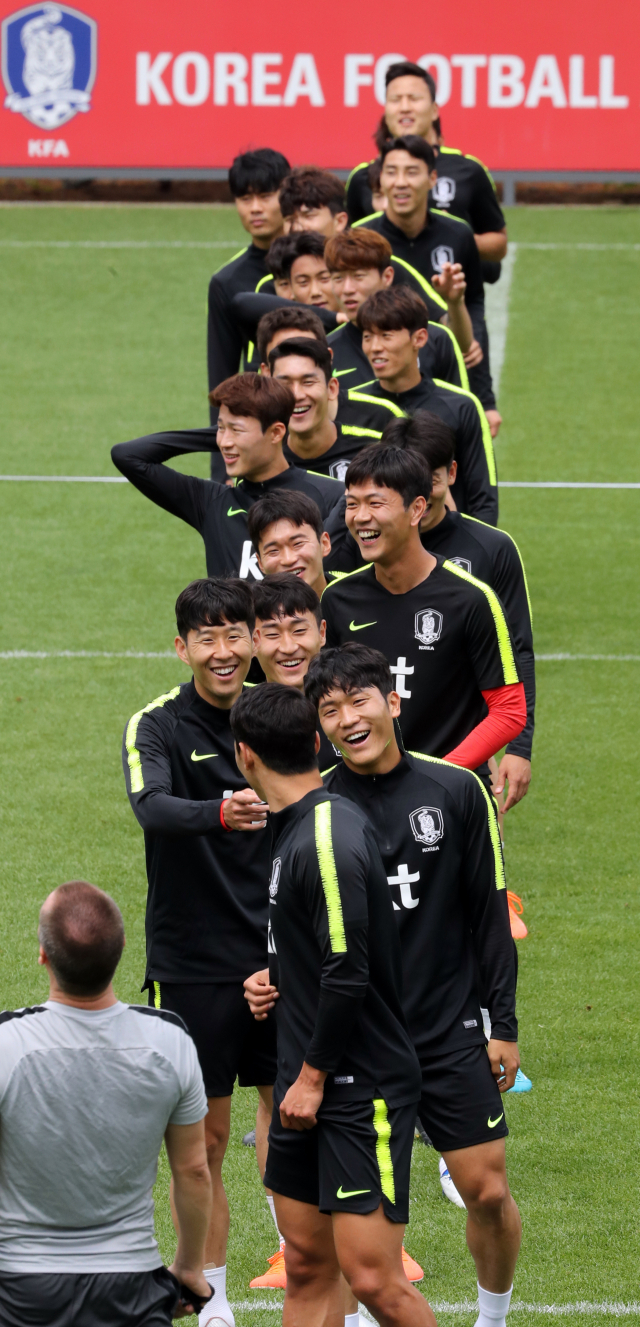 이란전을 앞둔 한국 국가대표 축구팀 선수들이 10일 파주 국가대표트레이닝센터(NFC)에서 밝은 표정으로 훈련하고 있다. 연합뉴스