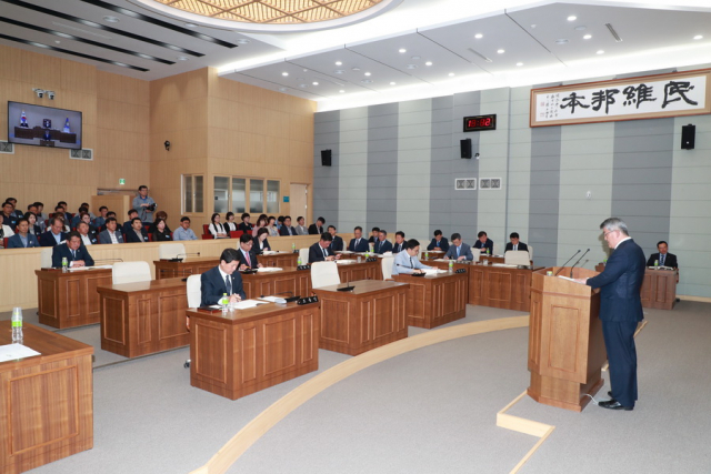 10일 오전 11시 예천군의회 본회의장에서 열린 제 228회 제1차 정례회 개회식에 참석한 김학동 예천군수가 단상에 올라 발언을 하고 있다. 예천군 제공