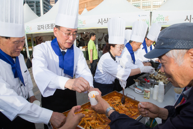 7, 8일 서울시청 광장에서 열린 농·특산물 직거래 소비촉진 행사에 내빈들이 시식코너에서 소비자들에게 음식을 나눠주고 있다. 구미시 제공.