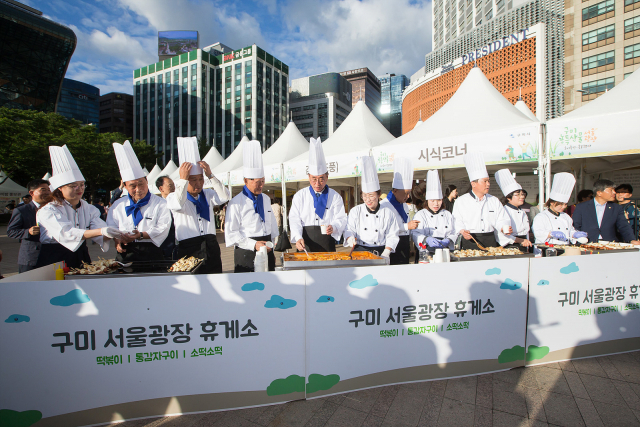 7, 8일 서울시청 광장에서 열린 농·특산물 직거래 소비촉진 행사에 내빈들이 시식코너에서 소비자들에게 음식을 나눠주고 있다. 구미시 제공.