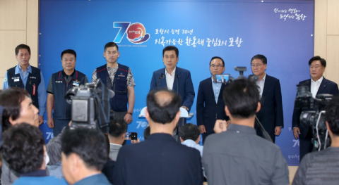 10일 경북 포항시청에서 이강덕 포항시장(가운데)을 비롯해 포항상공회의소, 포항철강산업단지관리공단, 경북동부경영자협회, 한국노총포항지역지부, 전국금속노동조합연맹 포항지역본부, 포스코노동조합 관계자가 중국 청산강철 부산 투자 재검토를 촉구하는 공동 입장문을 발표하고 있다. 연합뉴스