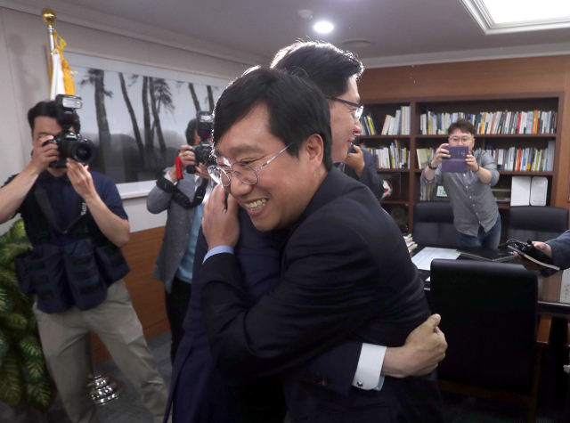 더불어민주당 싱크탱크인 민주연구원의 양정철 원장이 10일 오전 경남 창원시 의창구 경남도청에서 김경수 경남도지사와 만나 포옹하고 있다. 문재인 대통령 최측근인 이 둘은 양 기관 업무협약을 위해 이날 만났다. 연합뉴스