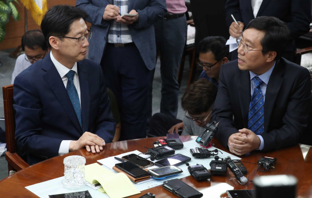 더불어민주당 싱크탱크인 민주연구원의 양정철 원장(오른쪽)이 10일 오전 경남 창원시 의창구 경남도청에서 김경수 경남도지사와 만나 대화하고 있다. 문재인 대통령 최측근인 이 둘은 양 기관 업무협약을 위해 이날 만났다. 연합뉴스