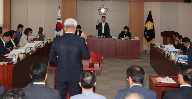 성주군의회 행정사무감사특위에서 수감기관 부서장이 선서하고 있다. 성주군의회 제공