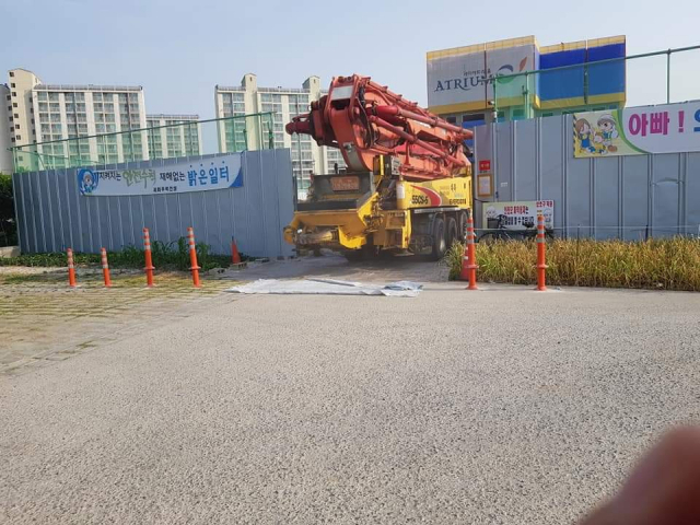 울진군 울진읍의 한 공사현장에서 군청이 설치한 차단봉이 무단으로 제거된 채 대형 건설장비가 드나들고 있다. 독자 제공