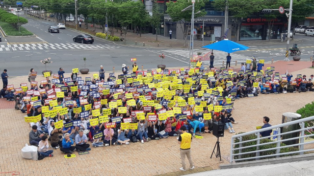 포항 오천, 청림, 제철동 주민들이 10일 포항시청 앞에서 포항시가 운영중인 SRF 발전소의 운영을 중단할 것을 요구하는 집회를 벌이고 있다. 이상원 기자