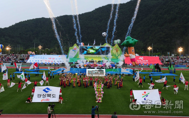 울진군이 오는 2021년 경북도민체전 개최지로 선정됐다. 사진은 지난 2011년 경북지역 군 단위 최초로 진행된 경북도민체전 개회식 전경. 매일신문 DB