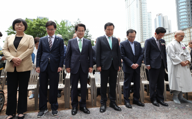 진영 행정안전부 장관(앞줄 오른쪽 두번째부터), 더불어민주당 이해찬 대표, 바른미래당 손학규 대표, 민주평화당 정동영 대표, 자유한국당 조경태 의원, 정의당 이정미 대표가 10일 서울 용산구 민주인권기념관(옛 남영동 대공분실)에서 열린 제32주년 6·10민주항쟁 기념식에서 묵념하고 있다. 연합뉴스