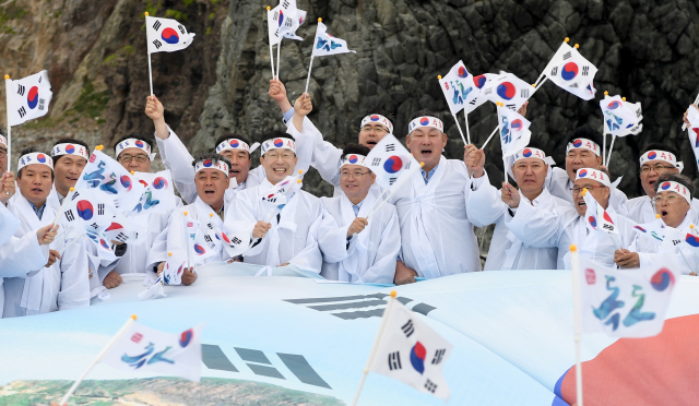 경상북도의회(의장 장경식)는 지난해 6월 10일 독도 선착장에서 제309회 도의회 제1차 정례회 본회의와 함께 독도수호결의대회를 열어 일본 정부의 왜곡된 역사관과 불법적인 독도 영유권 주장을 강력히 비판했다. 경북도의회 제공