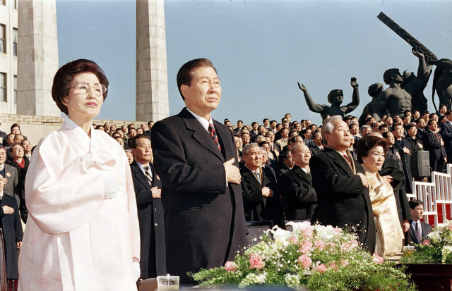 고(故) 김대중 전 대통령 부인 이희호 여사가 10일 별세했다. 향년 97세. 김대중평화센턴 관계자는 연합뉴스와의 통화에서 