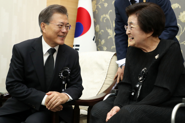 고(故) 김대중 전 대통령 부인 이희호 여사가 10일 별세했다. 향년 97세. 김대중평화센터 관계자는 연합뉴스와의 통화에서 
