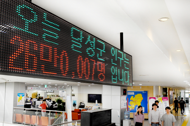 10일 달성군청 종합민원실 앞에 설치된 전광판. 달성군의 인구가 26만명을 넘어선 것을 나타내 보이고 있다. 김성우 기자