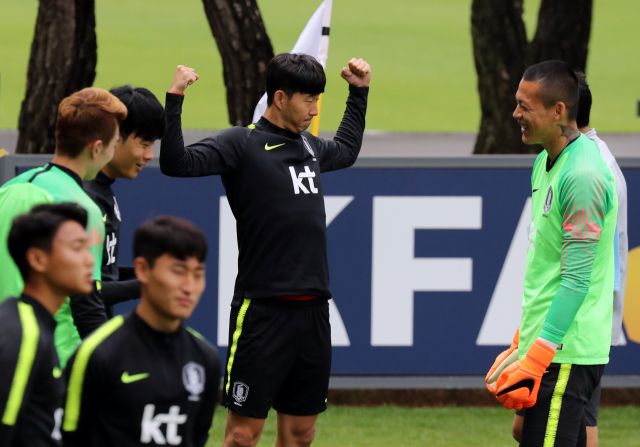 이란전을 앞둔 한국 국가대표 축구팀의 주장 손흥민이 10일 파주 국가대표트레이닝센터(NFC)에서 본격적인 훈련에 앞서 기지개를 켜고 있다. 연합뉴스
