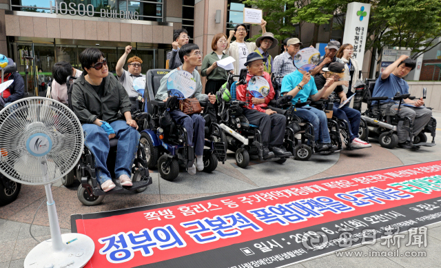 반(反)빈곤네트워크와 대구환경운동연합, 대구경북인도주의실천의사협회가 11일 오전 대구 중구 국가인권위원회 앞에서 주거취약계층에 대한 폭염대책을 요구하는 기자회견을 열고 있다. 김영진 기자 kyjmaeil@imaeil.com
