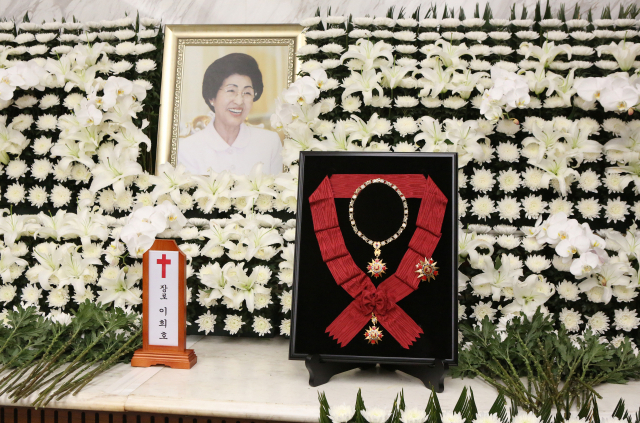 11일 서울 서대문구 세브란스병원 장례식장에 마련된 이희호 여사의 빈소 제단에 무궁화대훈장이 놓여있다. 연합뉴스