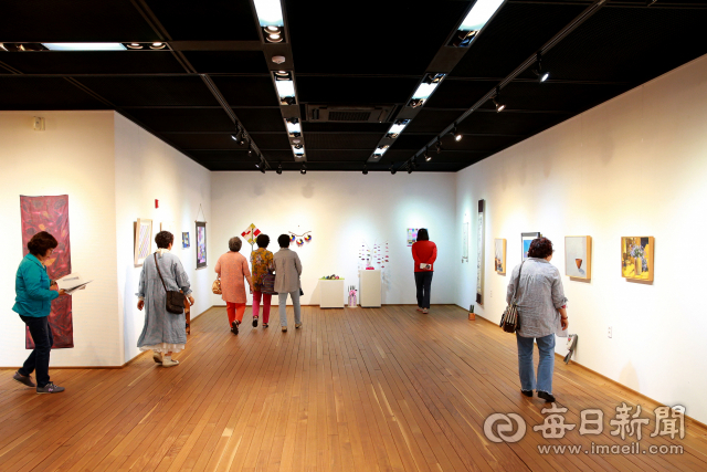 울진연호문화센터 전시실에 마련된 울진종합예술제 출품작들을 주민들이 감상하고 있다. 울진군 제공