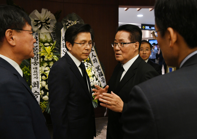 자유한국당 황교안 대표(왼쪽 두번째)와 민주평화당 박지원 의원이 11일 서울 서대문구 신촌 세브란스병원 장례식장에 마련된 고(故) 김대중 전 대통령 부인 이희호 여사의 빈소에서 조문 후 대화하고 있다. 연합뉴스
