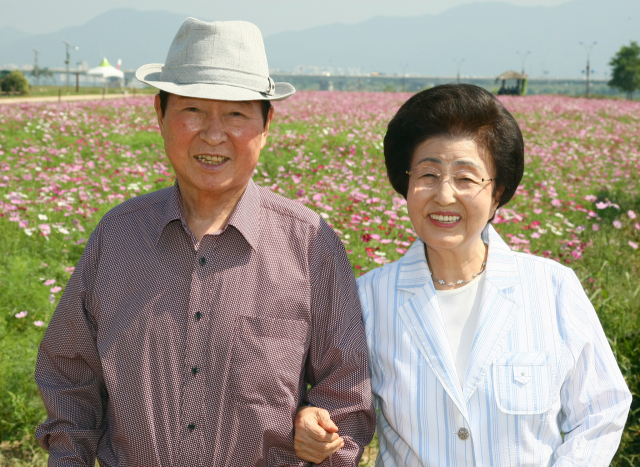 2008년 9월 18일 경기도 구리 한강 둔치에 만개한 코스모스 단지를 둘러본 뒤 기념 촬영을 한 김대중 전 대통령과 이희호 여사. 연합뉴스