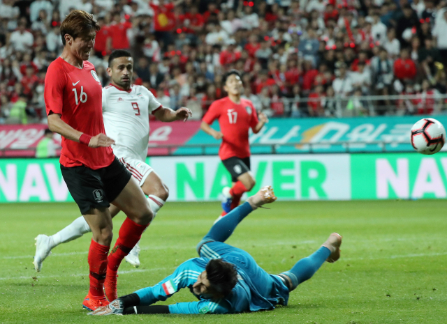11일 오후 서울월드컵경기장에서 열린 축구대표팀 한국과 이란의 평가전, 황의조가 골을 넣고 있다. 연합뉴스
