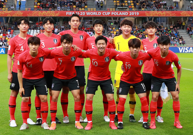 8일 오후(현지시간) 폴란드 비엘스코-비아와 경기장에서 열린 2019 국제축구연맹(FIFA) 20세 이하(U-20) 월드컵 8강 한국과 세네갈전의 경기. 전반 시작에 앞서 이날 경기 선발 출전 선수들이 단체 기념촬영을 하고 있다. 뒷줄 왼쪽부터 시계 방향으로 이지솔, 이재익, 오세훈, 김현우, 이광연, 황태현, 정호진, 최준, 이강인, 전세진, 박태준. 연합뉴스