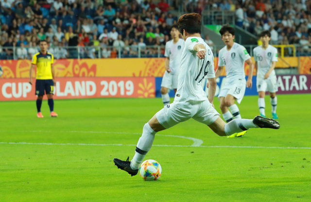 11일 오후(현지시간) 폴란드 루블린 경기장에서 열린 2019 국제축구연맹(FIFA) 20세 이하(U-20) 월드컵 4강전 한국과 에콰도르의 경기. 전반 한국 최준이 선제골을 넣고 있다. 연합뉴스