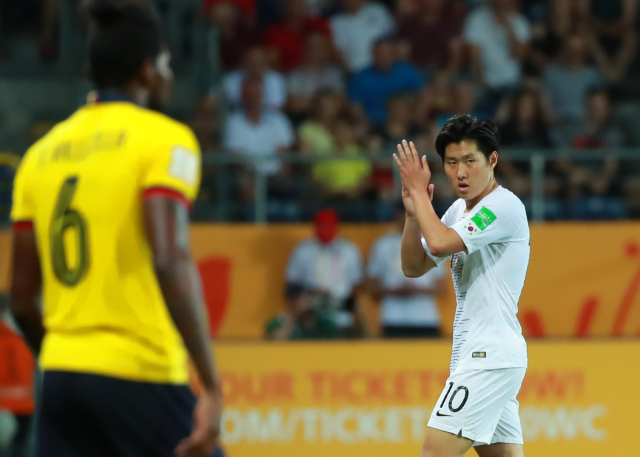 11일 오후(현지시간) 폴란드 루블린 경기장에서 열린 2019 국제축구연맹(FIFA) 20세 이하(U-20) 월드컵 4강전 한국과 에콰도르의 경기. 후반 이강인이 교체돼 그라운드를 떠나며 박수를 치고 있다. 연합뉴스
